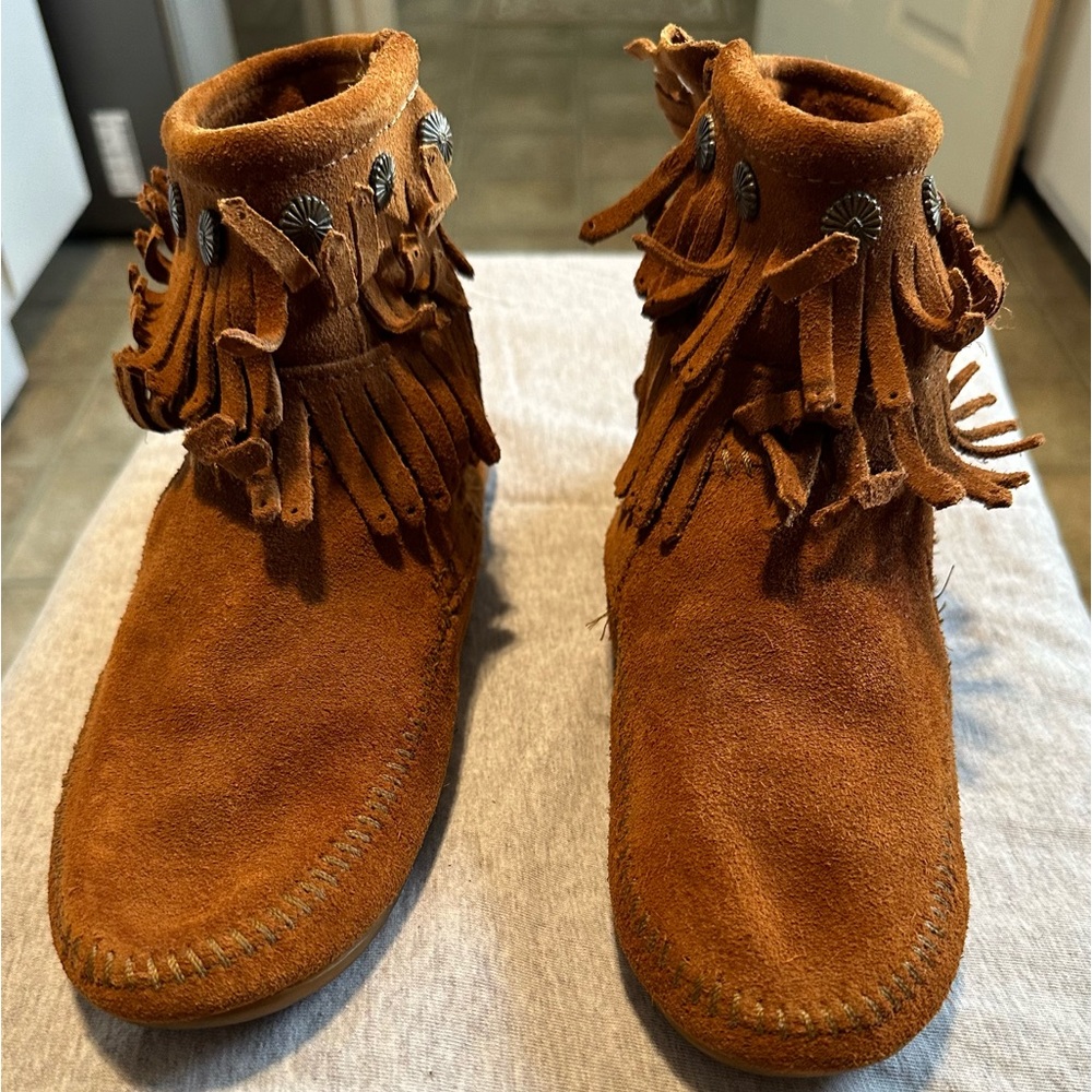 Pre Owned Womens Size 8 Minnetonka Moccasins